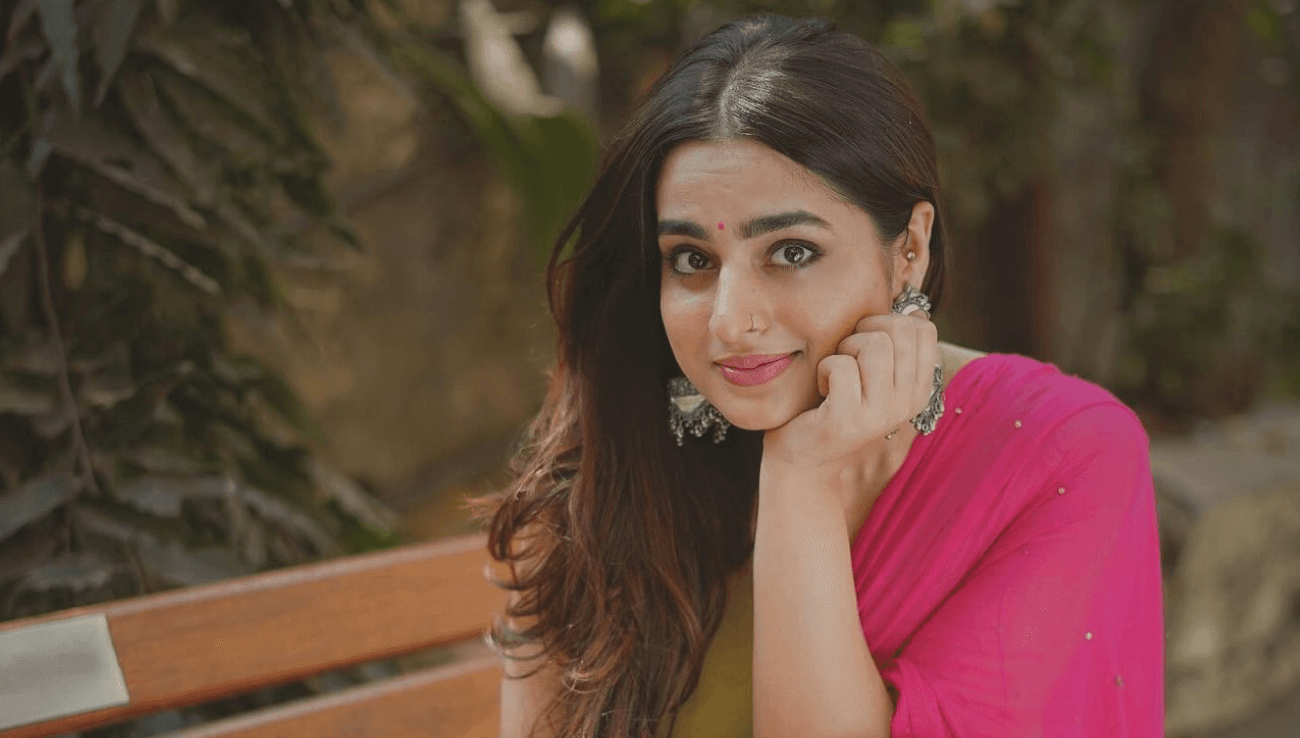 Ayesha Khan — Talent · Live